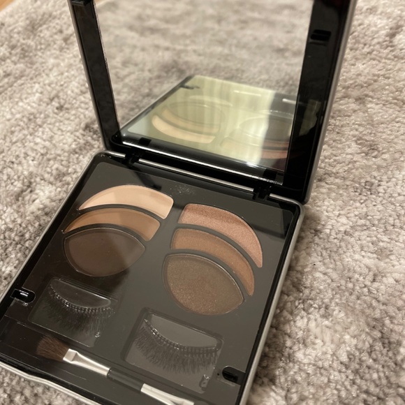 Me Makeover Essentials Lashing Out Neapolitan Eye Shadow, NEW - Picture 3 of 5